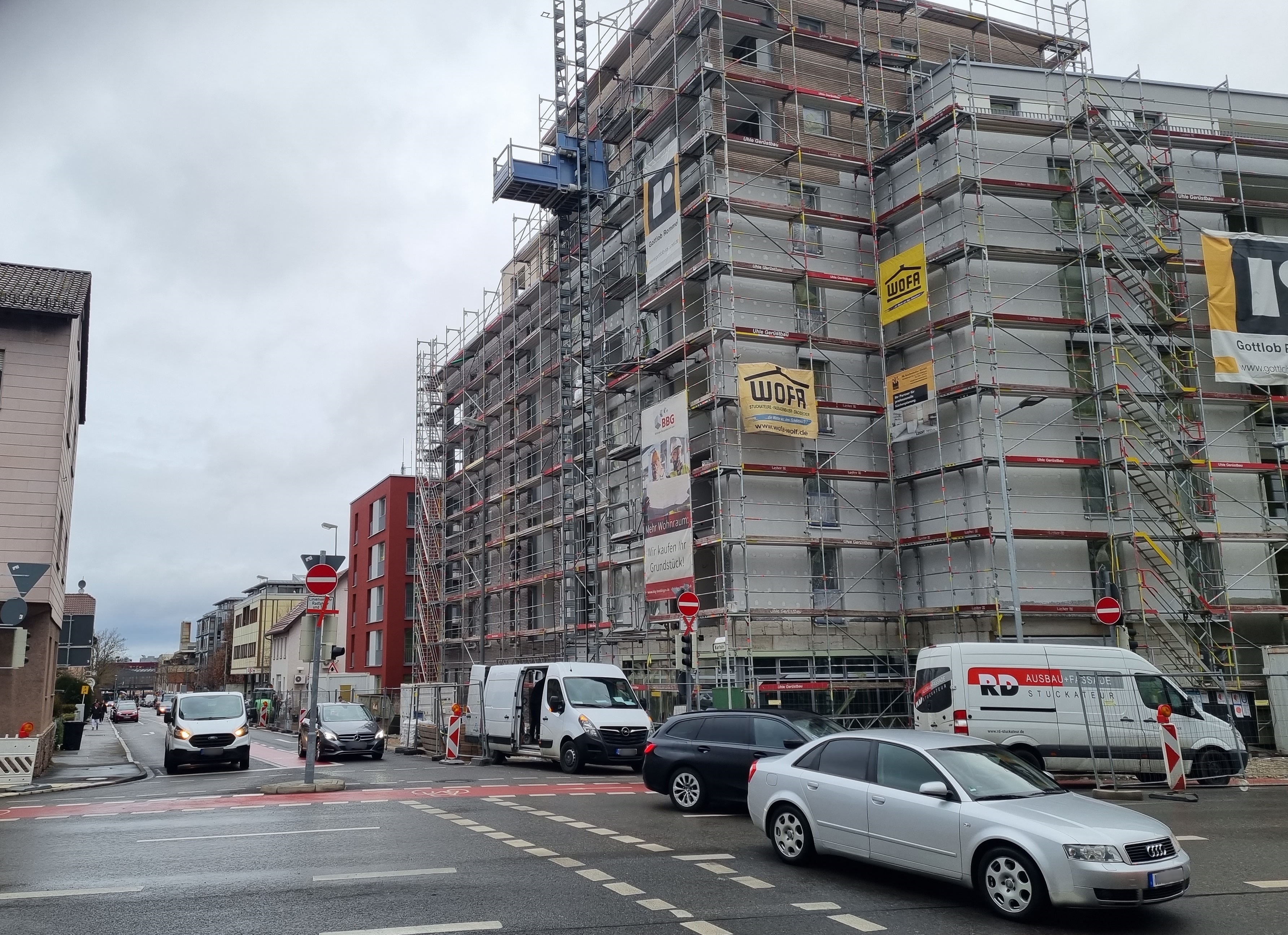 Fünf Bäume möchte die Stadt in der Karlstraße pflanzen. Doch weil im Untergrund große Leitungsstränge verbuddelt sind, ist nicht sicher, ob sich dieser Plan realisieren lässt. Bild: Hamann