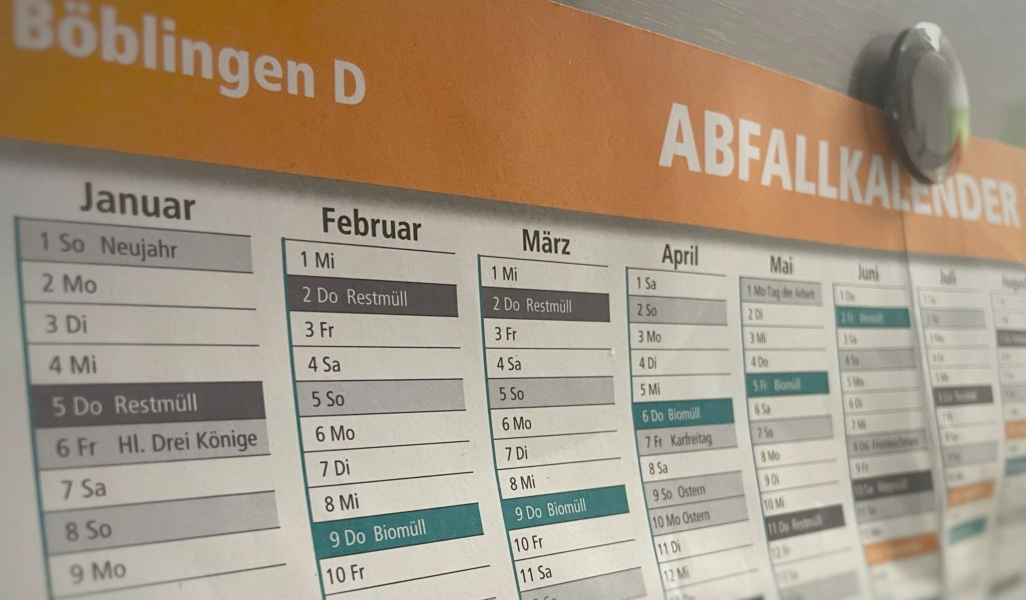 Der Abfallwirtschaftsbetrieb druckt 2024 keine Abfallkalender mehr. Insbesondere für Menschen, die nicht digital unterwegs sind, eine Herausforderung.