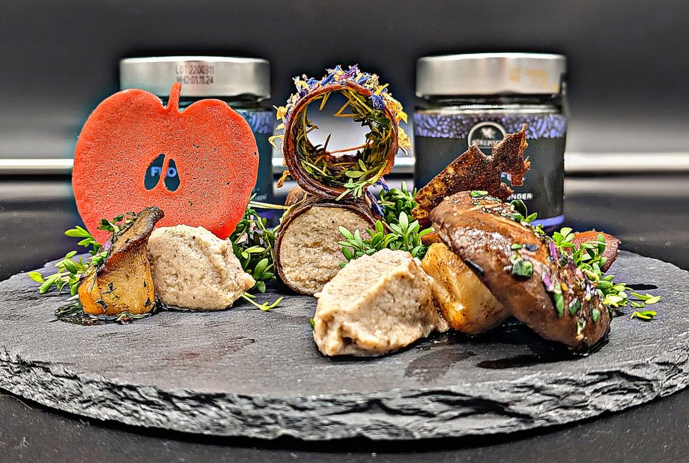 So sieht ein Teller aus, wenn Tino Eggert am Werk war: Gefüllter Champion-Baumstamm mit Mousse vom Kräuterseitling auf der Wiese mit sortierten Wildkräuterpilzen und Schneewittchens Roter-Apfel-Hippe. Bild: z