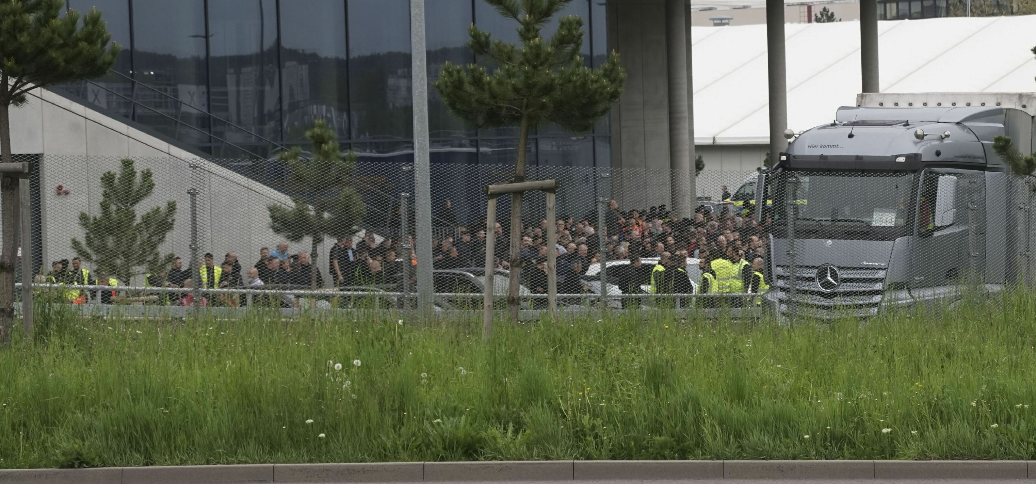 Die Frühschichte räumte am Donnerstagmorgen die Halle, die Spätschicht blieb zuhause. Am heutigen Freitag blieb die Factory 56 für alle 1500 Beschäftigten geschlossen.         Bild: SDMG/Dettenmeyer
