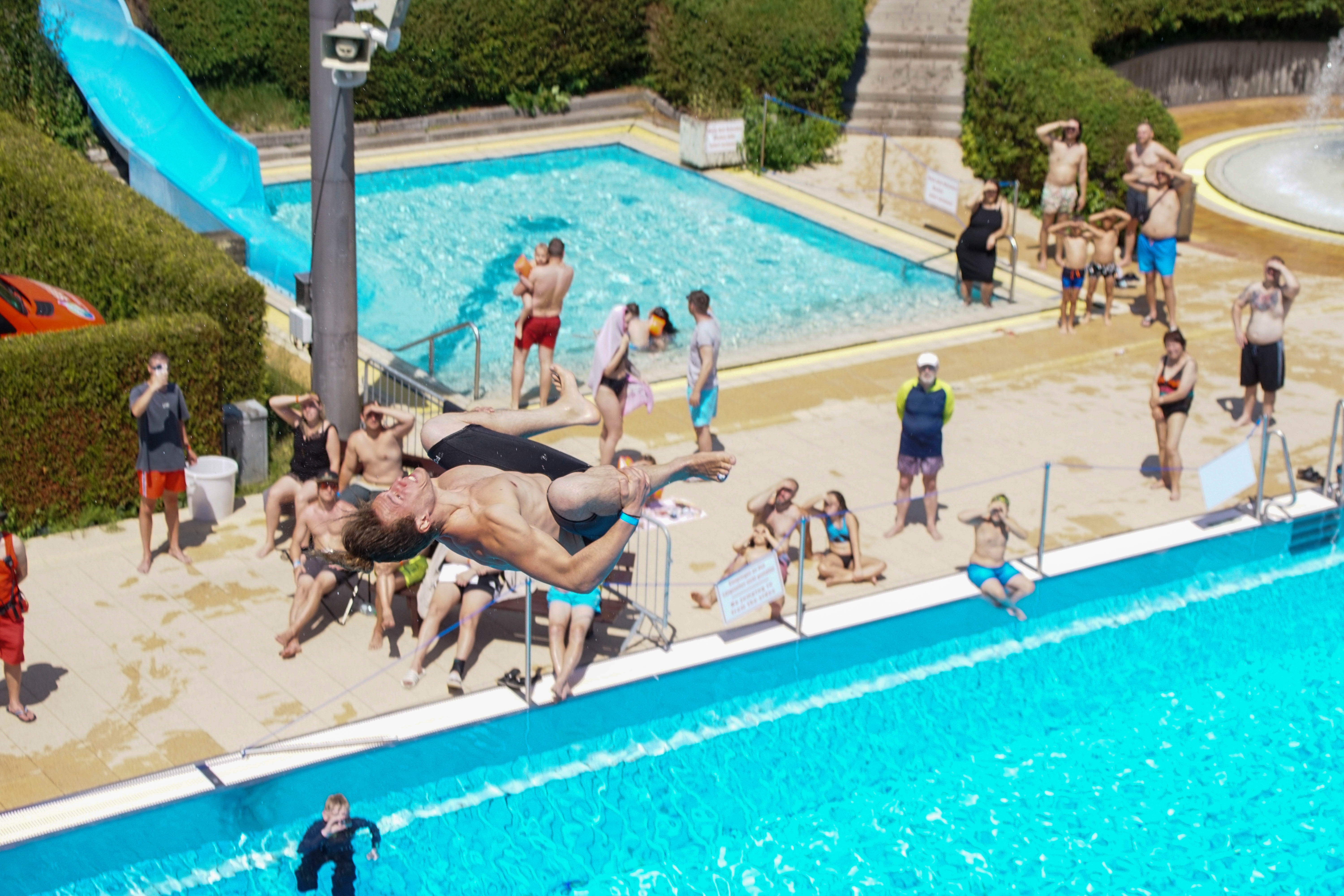 Spektakulärer Sprung im Sindelfinger Freibad. Bild: Dettenmeyer