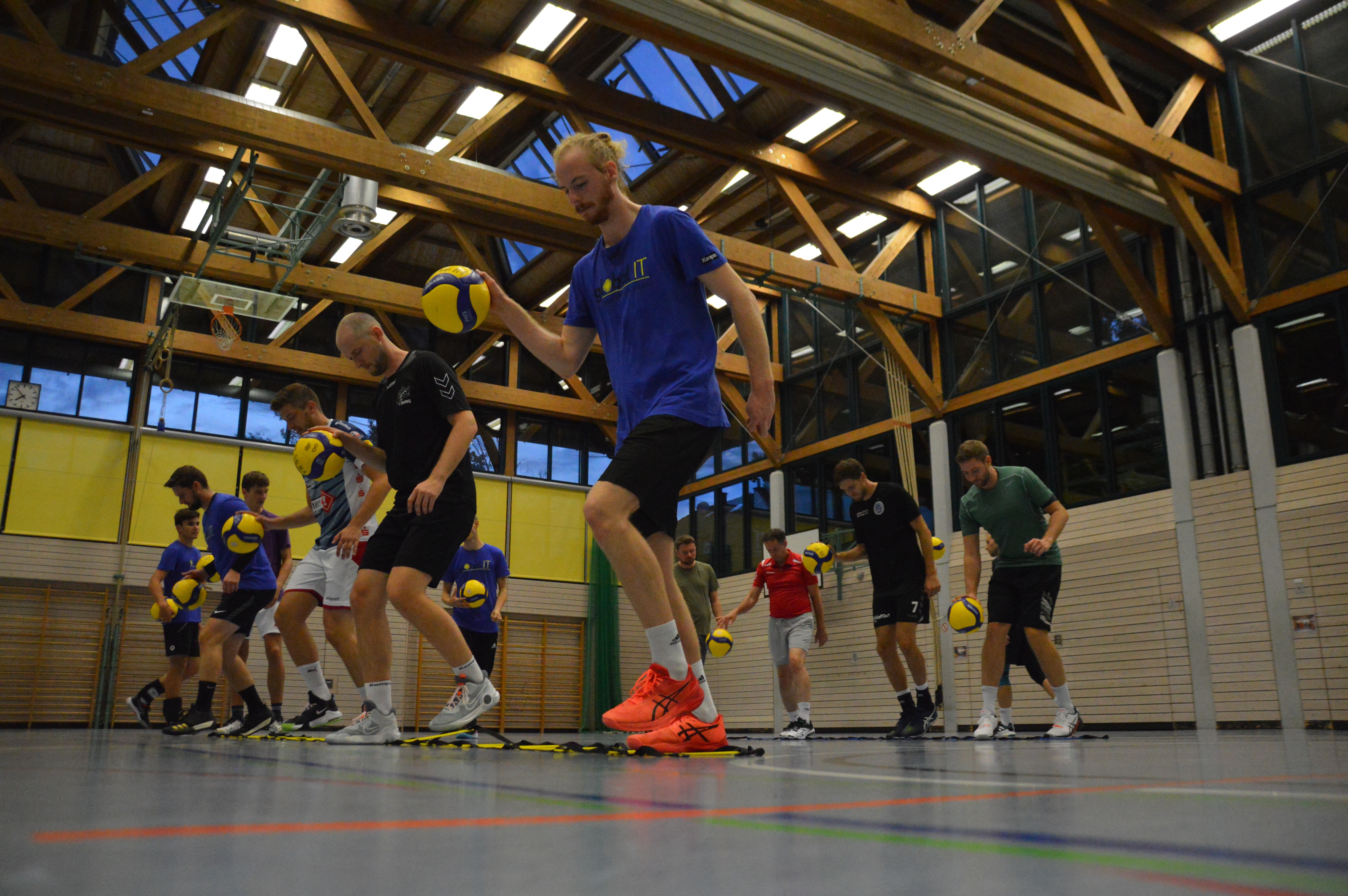Jetzt gilt es, den Rhythmus zu finden: Koordinationstraining beim VfL.     Bild: Wegner