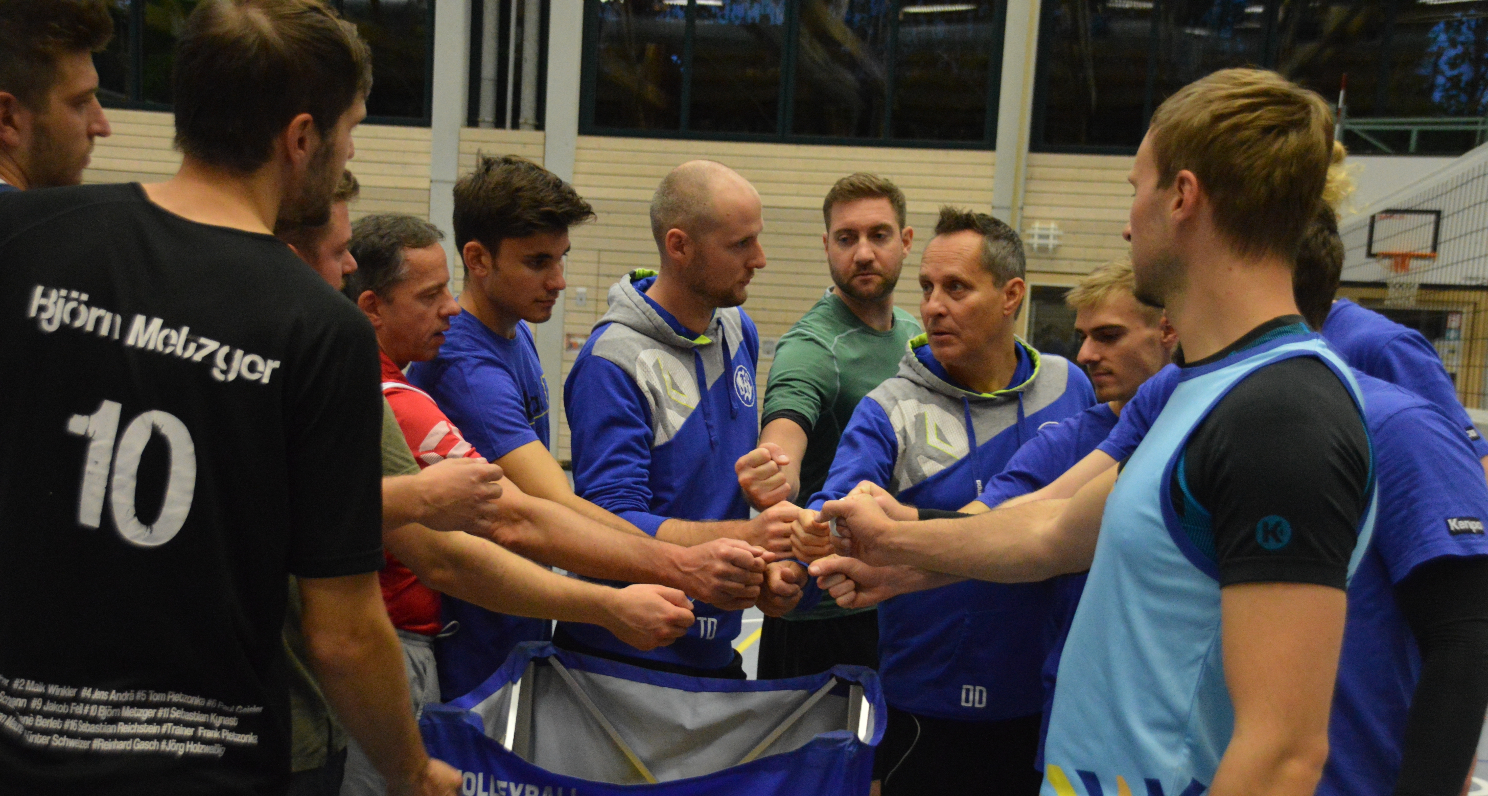 Trainer Oliver Dostal (Mitte, melierte Haare) und sein neuer Co-Trainer Simon Sturm (rechts daneben) stimmen das Team vor dem Abschlusstraining am Mittwochabend in der Sporthalle Stadtmitte ein.      Bild: Wegner