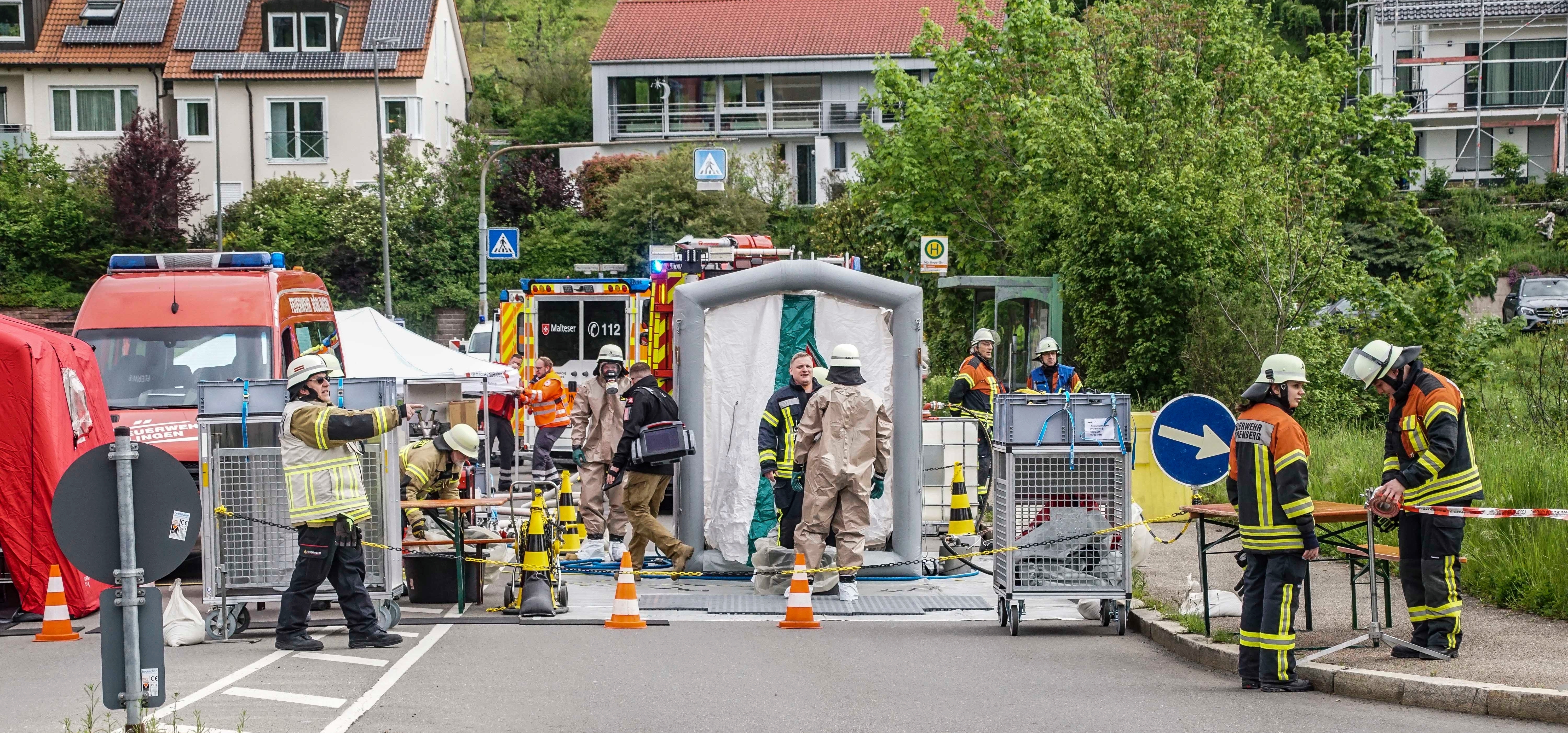 Im Murkenbachweg wurden Zelte und Dekontaminationsschleusen aufgebaut: Der Bereich, in dem sich in Schutzanzügen verhüllte Rettungskräfte um die Verletzten kümmern.  Bild: Dettenmeyer