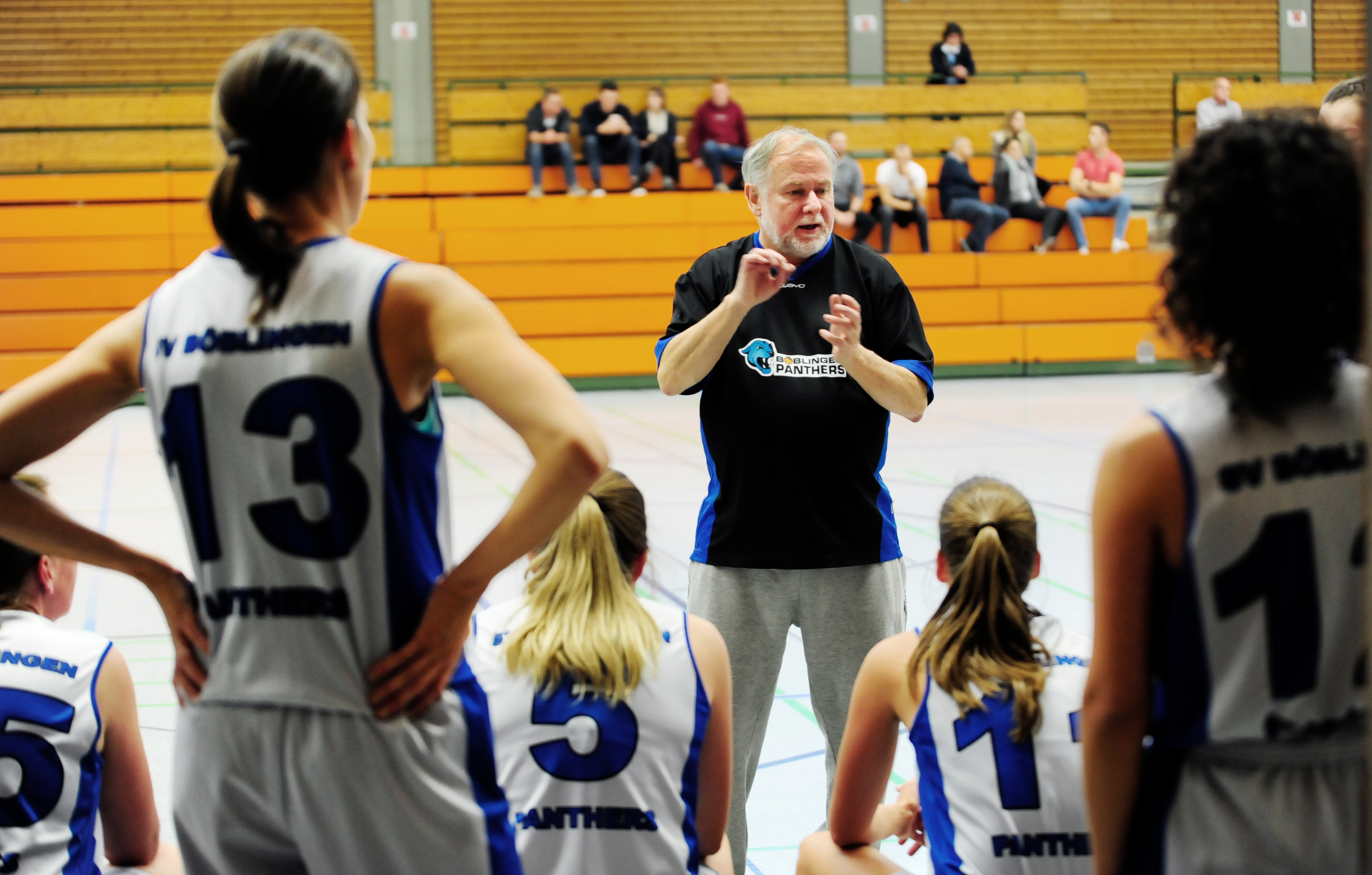 Basketballer aus Leidenschaft:   Franz Arbinger bei einem Spiel der Böblinger Oberliga-Basketballerinnen in der vergangenen Saison. Bild: photostampe/A