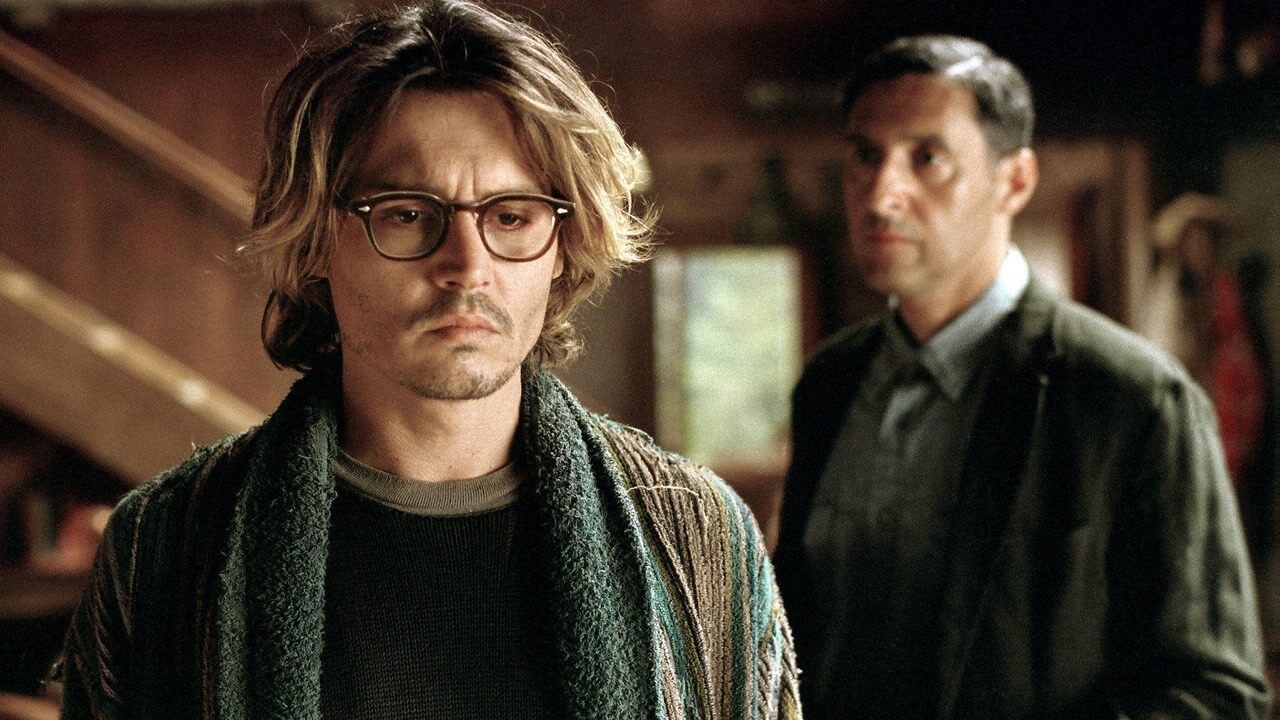 Johnny Depp muss als Schriftsteller „Das geheime Fenster“ finden, durch das seine Probleme kommen. Eins davon steht hinter ihm.   Bild: z