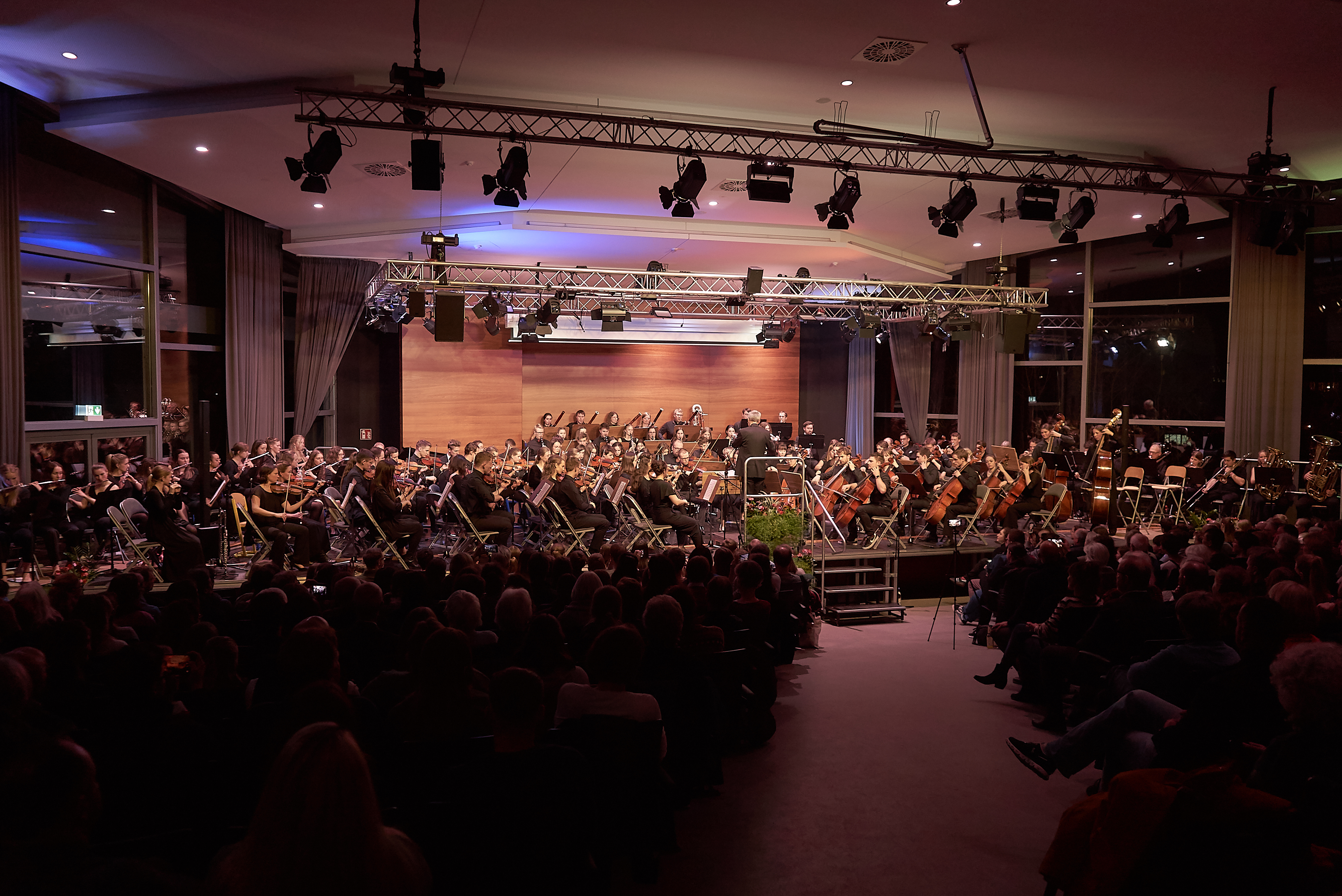 Das Ehemaligen-Orchester beim Juiläumskonzert in der Böblinger AEG-Aula.        Bild Heiden.