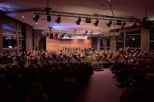 Das Ehemaligen-Orchester beim Juiläumskonzert in der Böblinger AEG-Aula.        Bild Heiden.