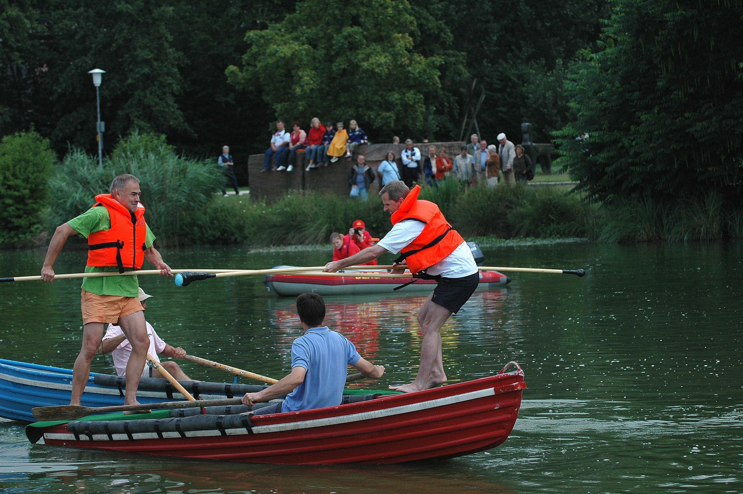 Fischerstechen mit Clemens Binninger: Hansjörg Jung ist auch auf dem Oberen See in Böblingen standfest. Bild: Stampe/A