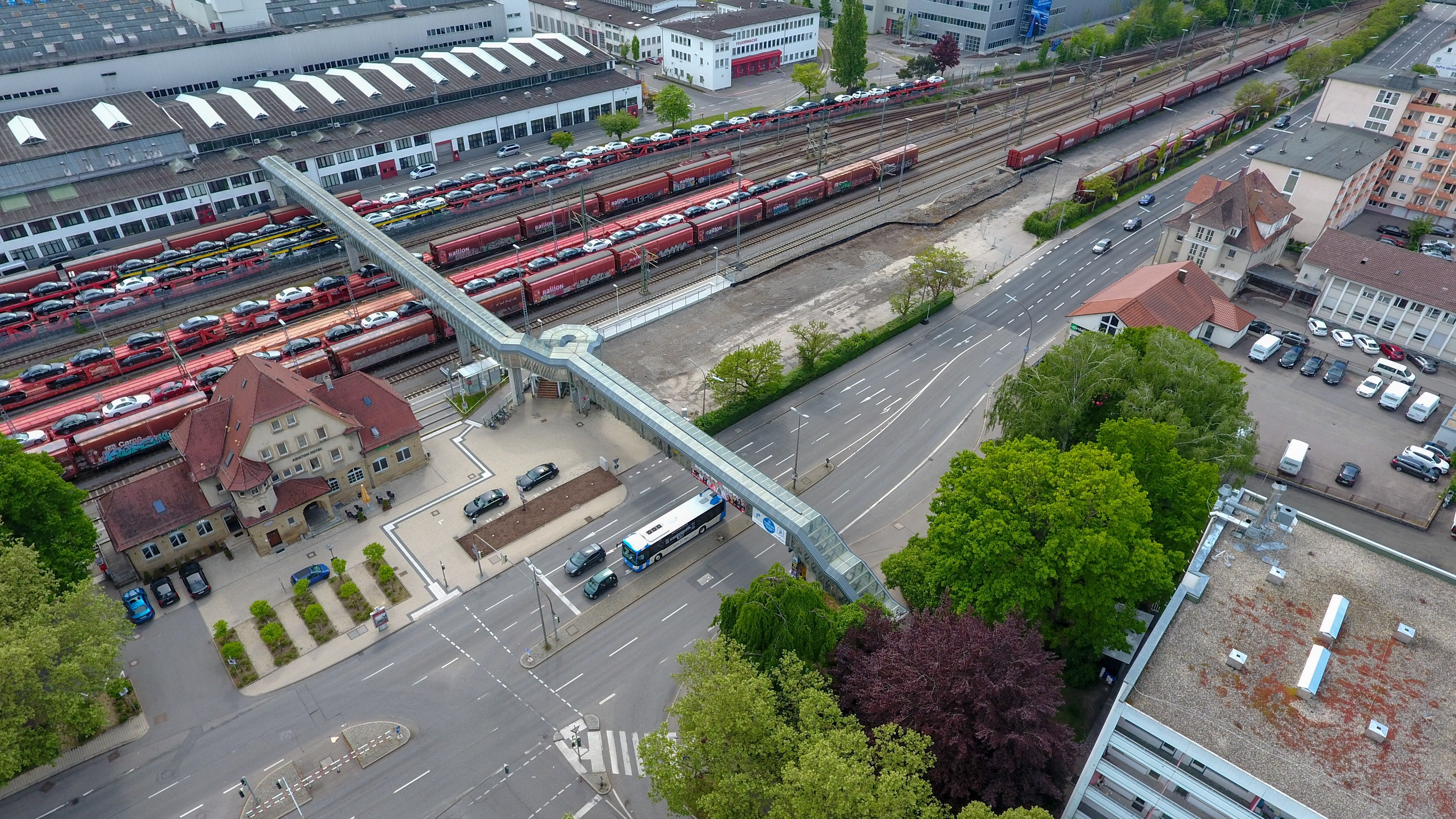 Diese Aufnahme ist vom 19. Mai 2019, damals noch mit dem alten Fußgängersteg über die Hanns-Martin- Schleyer-Straße.    Bild: Dettenmeyer