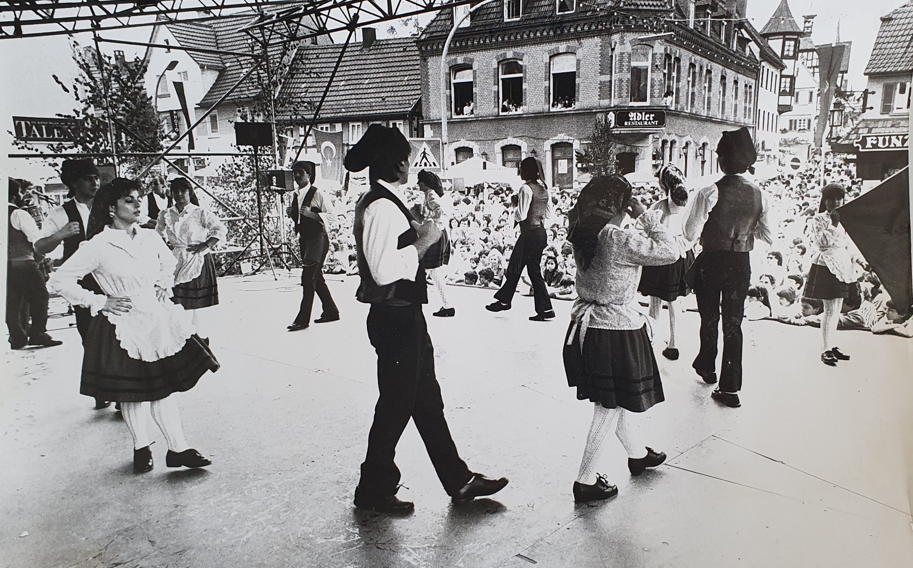 Das Bild von 1989 zeigt die Bühne auf dem heutigen Wettbachplatz. Damals fuhren die Autos an normalen Tagen noch an der Funzel vorbei, für Fußgänger gab es den Zebrastreifen. Doch beim Straßenfest tickten die Uhren anders.    Bild: Stampe/A