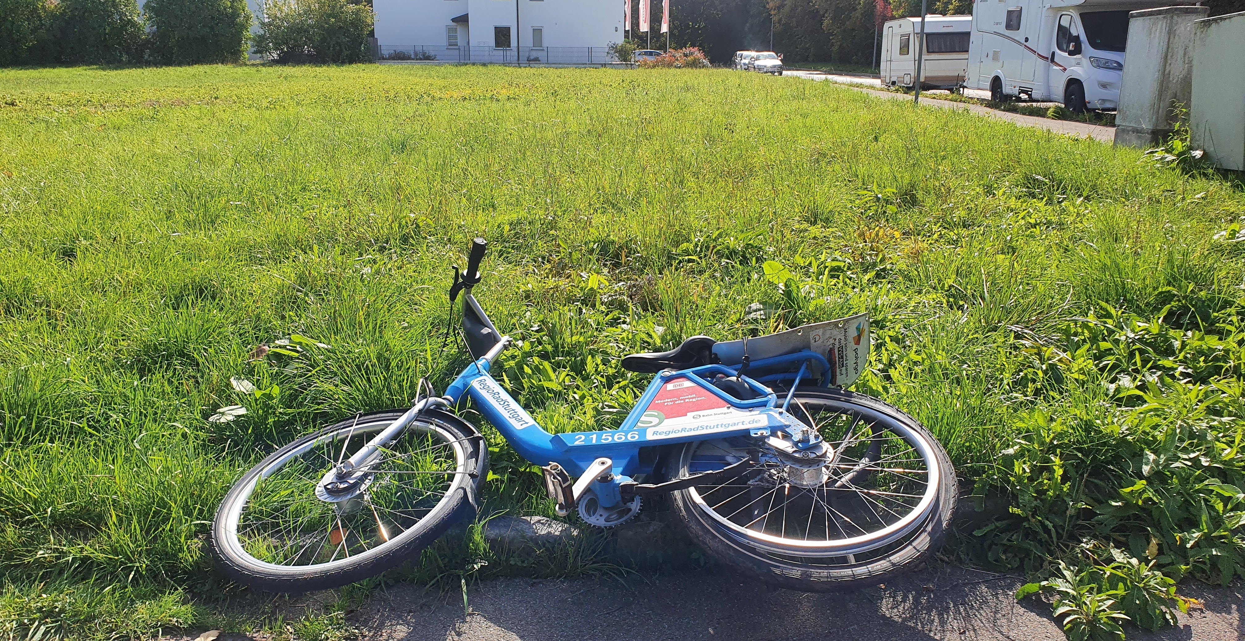 Dieses Regiorad liegt an der Donauschwabenstraße im Hinterweil in der Wiese.     Bild: Wegner