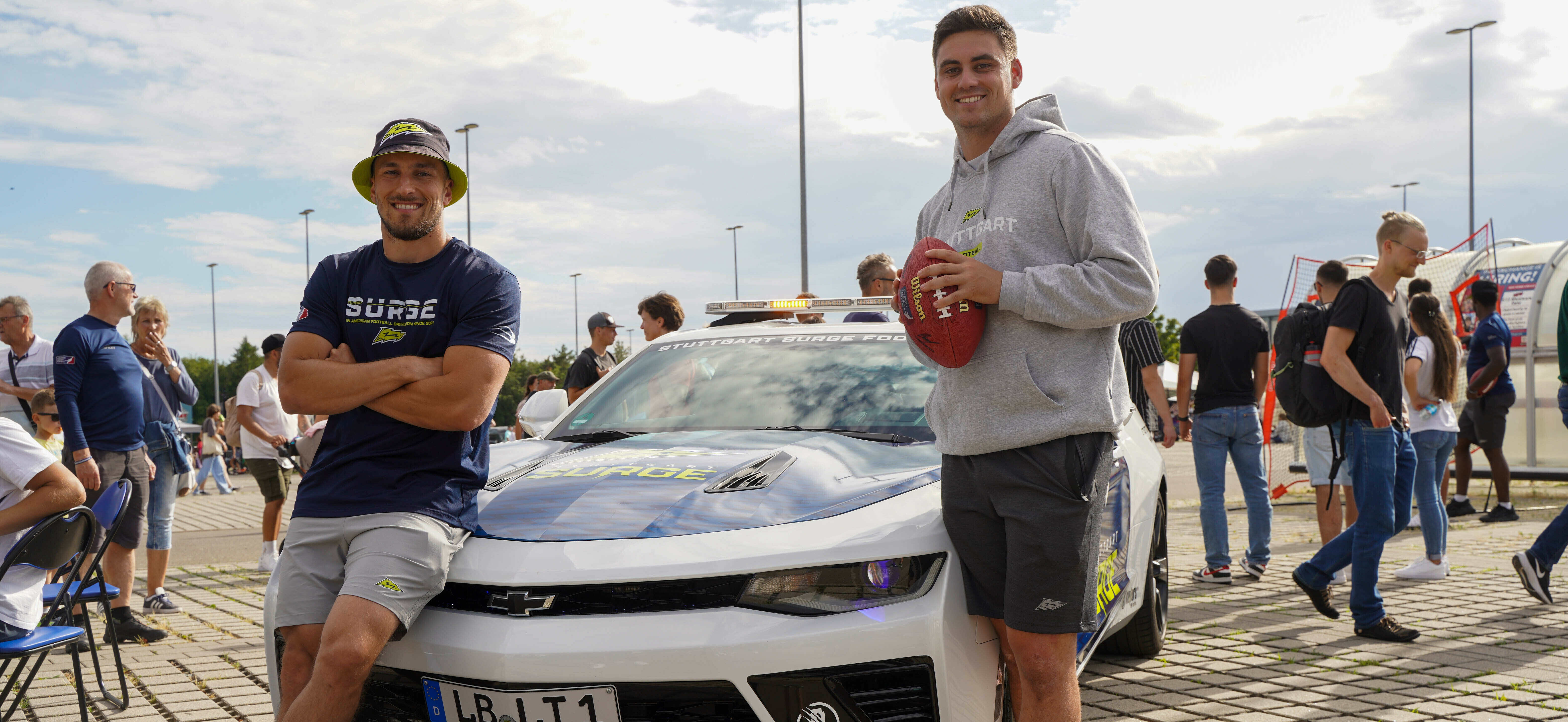 Safety Goran Zec und Quarterback Reilly Hennessey machen Werbung für die Footballer der Stuttgart Surge, die im Gazi-Stadion auf der Waldau ihre Heimspiele austragen.       Bild: Dettenmeyer