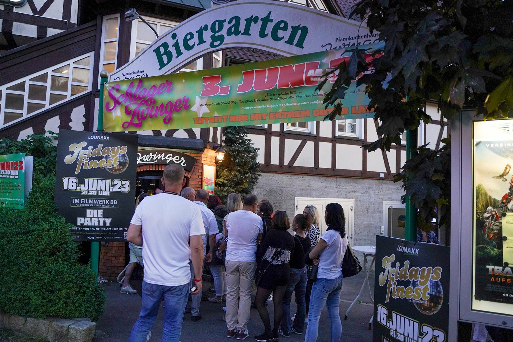 Bereits kurz nach Öffnung um 21.30 Uhr ist der Zwinger rappelvoll, zur Tanzfläche im Untergeschoss gibt es kaum ein Durchkommen mehr.      Bild: Dettenmeyer