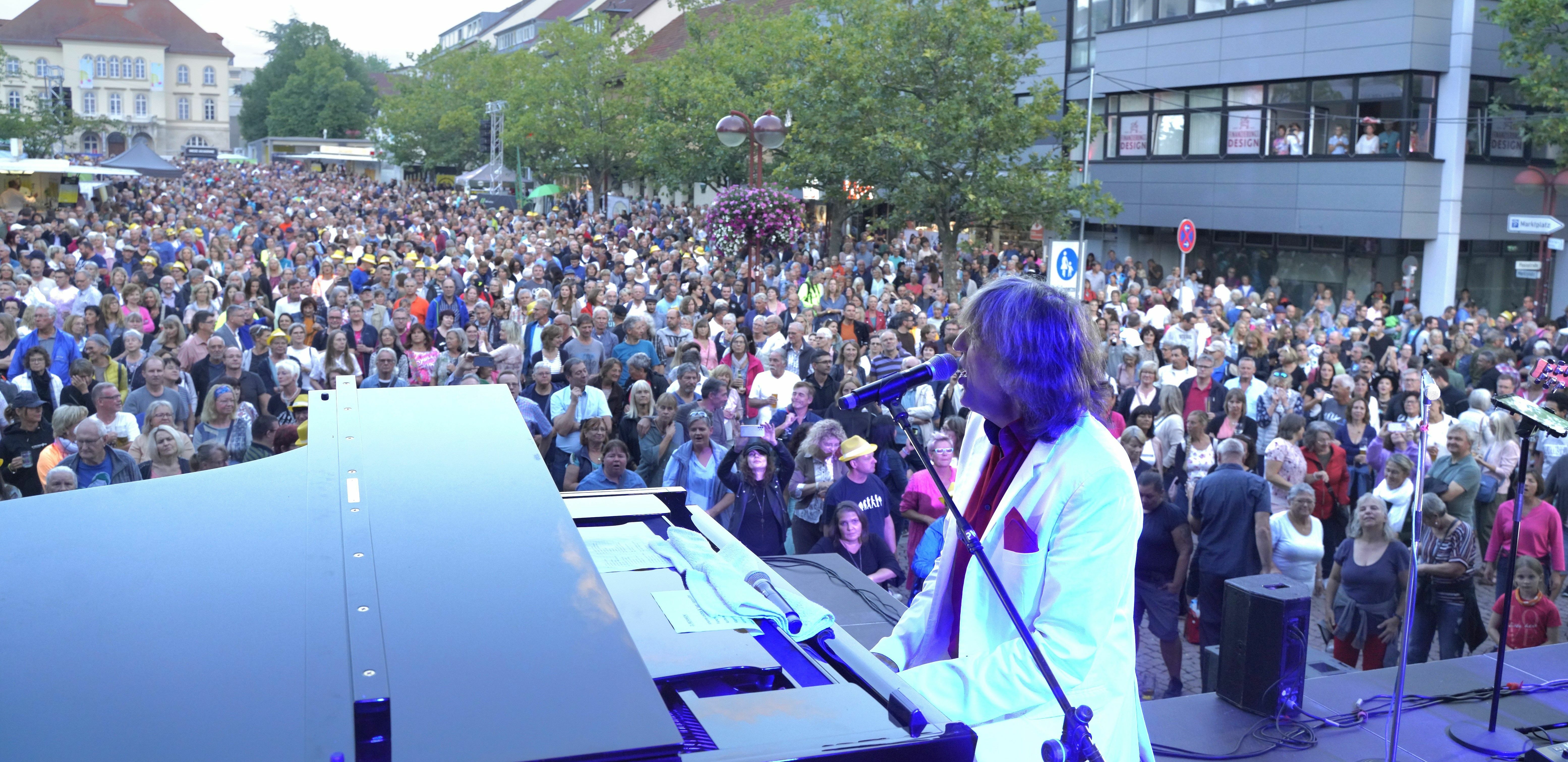 Gert Prix als Udo Jürgens: Wieder sind über 4000 Menschen auf dem Marktplatz.        Bild: Dettenmeyer