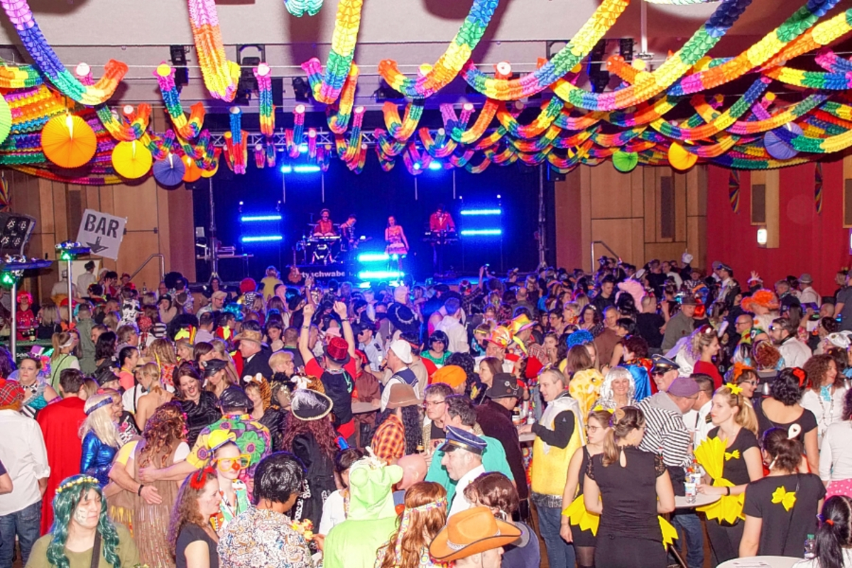 Am Donnerstag laden die Holzgerlinger Fußballer wieder zur Faschingsparty „Hotziger Dorschdich“ in die Stadthalle.  Bild: Dettenmeyer/Archiv