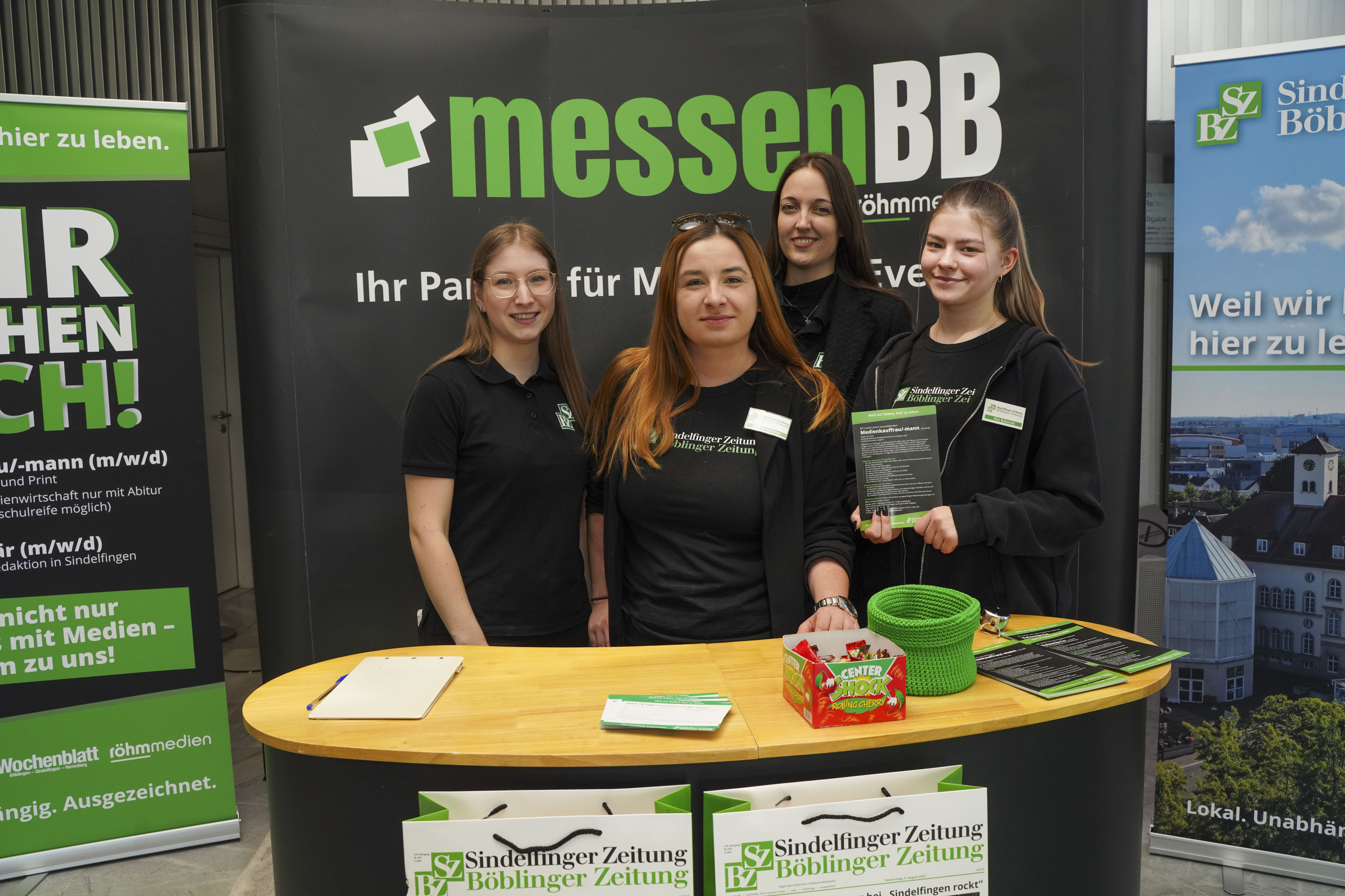 Das SZ/BZ-Team bei der Azubi-Messe (von links): Elina Scheid, Kornelia Cziomer, Ines Brunenberg und Kim Bukovac.   Bild: Dettenmeyer