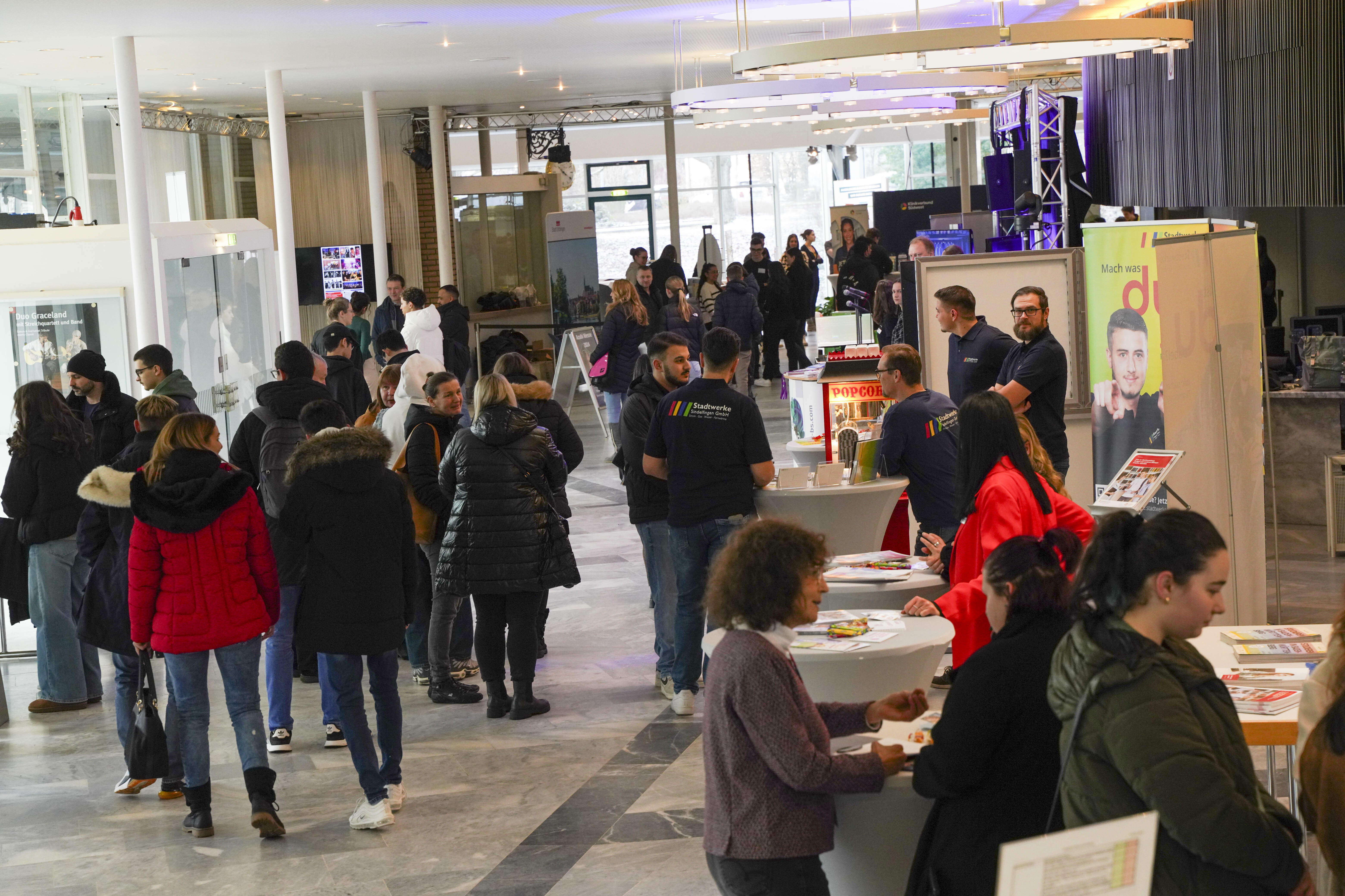 Volles Haus im Foyer der Sindelfinger Stadthalle bei der zehnten Azubi-Messe von Röhm-Medien.    Bild: Dettenmeyer