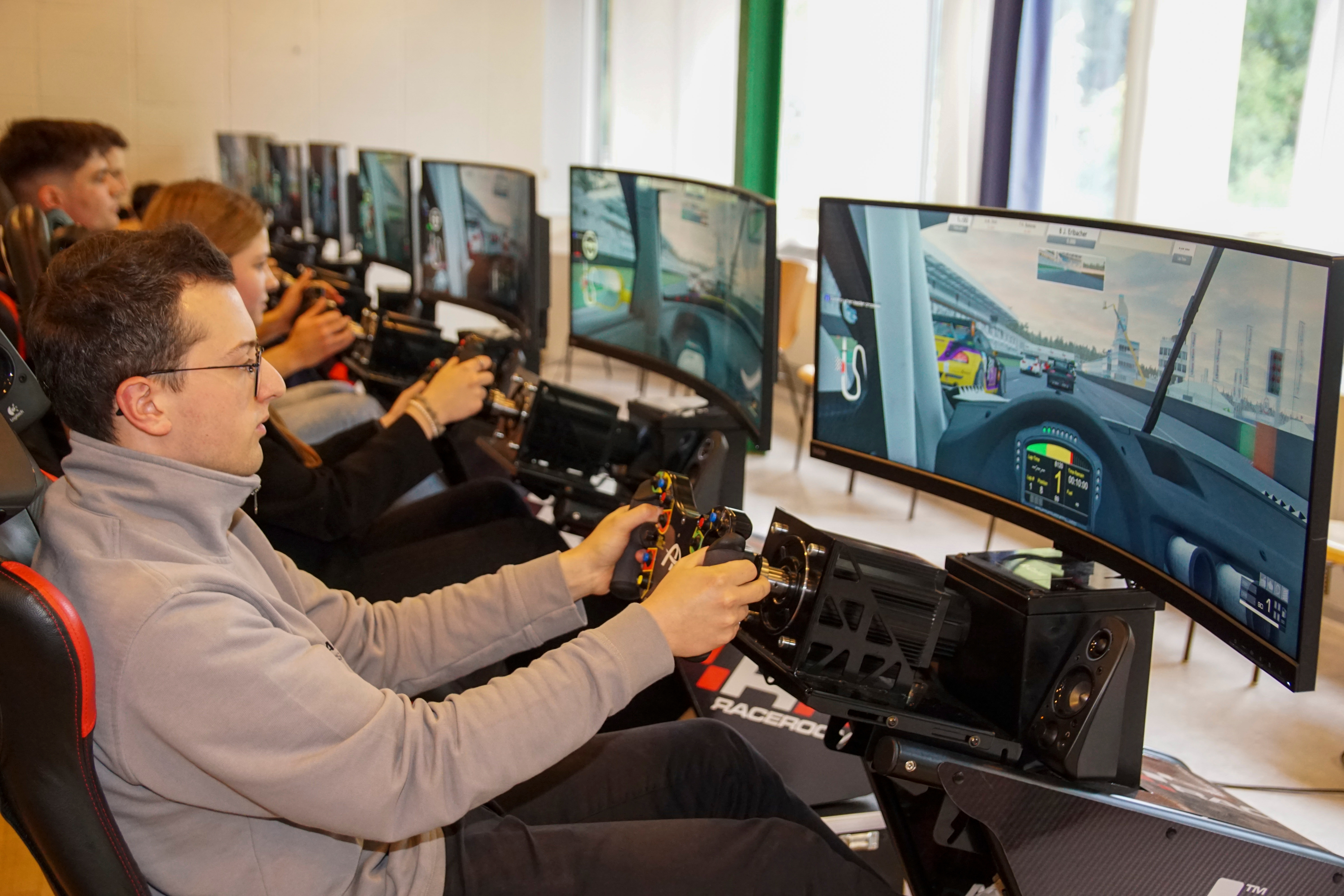 Virtuelles Aufwärmprogramm: Der Böblinger Rennfahrer ist am Wochenende bei einem 24-Stunden-Online-Rennen auf dem Nürburgrennen gestartet. dazwischen fand er am Samstag und Sonntag Zeit, um beim Autosalon im Glaspalast  ein paar Runden auf dem Kurs zu drehen, auf dem er am kommenden Wochenende im BMW 330i des Teams Adrenalin Motorsport Team Motec bei 24h Nürburgring um den Sieg fahren will.  Bild: Dettenmeyer
